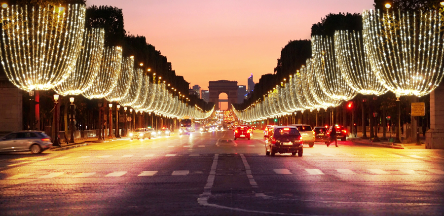 Đại lộ Champs-&Eacute;lys&eacute;es ở Paris thắp s&aacute;ng đ&egrave;n đến 23 giờ 45 ph&uacute;t h&agrave;ng ng&agrave;y.