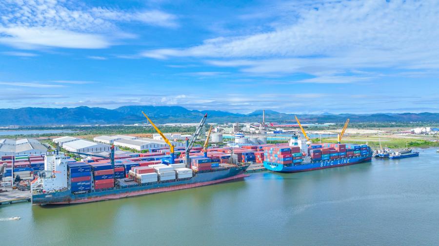 Cảng Chu Lai tiếp nhận nhiều tàu lớn, đáp ứng nhu cầu xuất nhập khẩu hàng hóa.