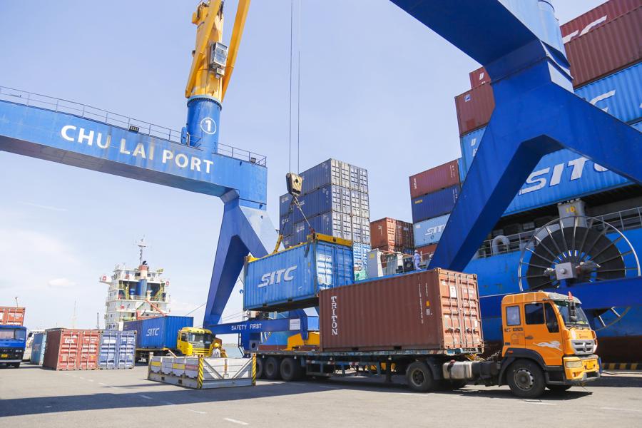 Cảng Chu Lai cung cấp các dịch vụ nâng hạ, kiểm đếm, xếp dỡ hàng hóa... phục vụ các doanh nghiệp FDI.