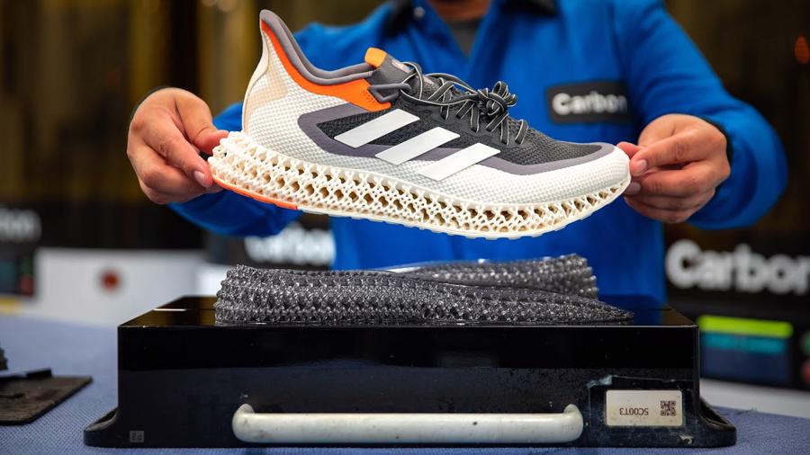 Adidas hợp t&aacute;c với c&ocirc;ng ty thiết kế v&agrave; in 3D Carbon để ph&aacute;t h&agrave;nh 4DFWD.