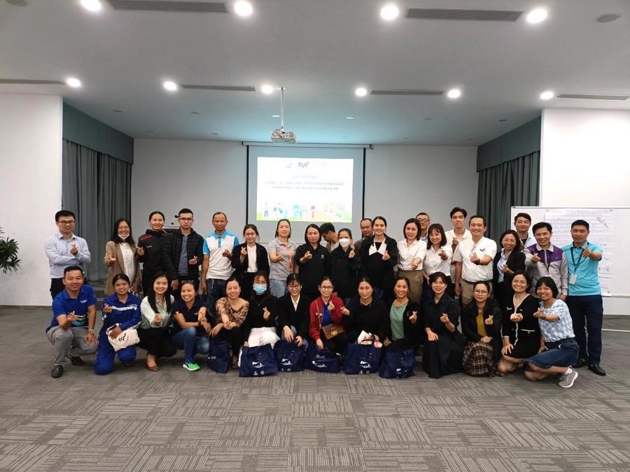 TCP Vietnam and employees of enterprises at VSIP Nghe An at the &ldquo;Management and sorting of industrial solid waste&rdquo; training session.