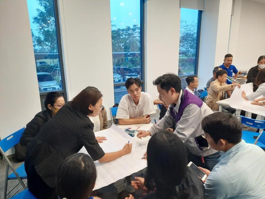 Employees of enterprises at VSIP Nghe An work in groups at the &ldquo;Management and sorting of industrial solid waste&rdquo; training session.