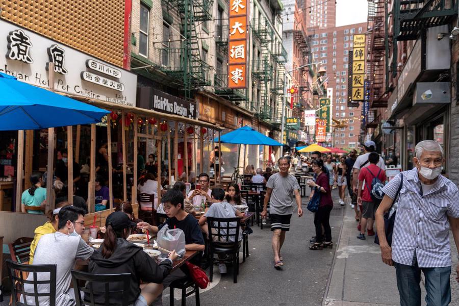 Thực kh&aacute;ch ăn uống ngo&agrave;i trời ở khu Chinatown tại Manhattan, th&agrave;nh phố New York, Mỹ ng&agrave;y 18/7/2021 - Ảnh: Reuters