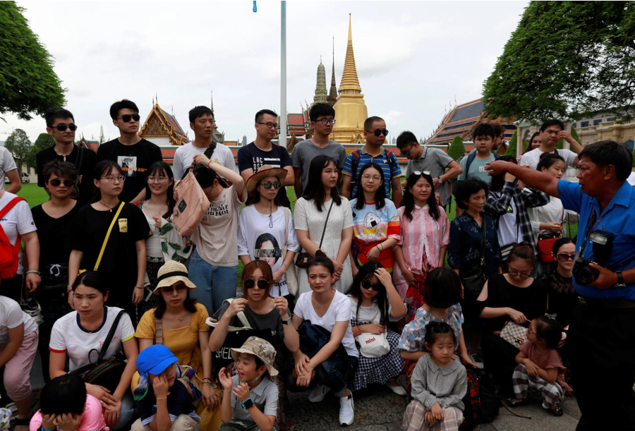 Du kh&aacute;ch Trung Quốc tại Ch&ugrave;a Phật Ngọc ở Bangkok, Th&aacute;i Lan v&agrave;o th&aacute;ng 8/2018 - Ảnh: Reuters