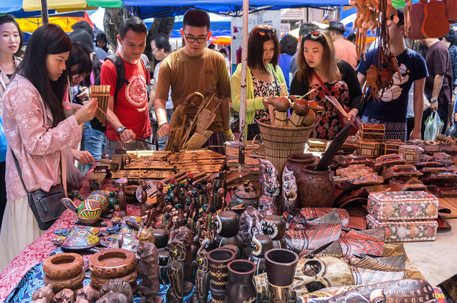 Du kh&aacute;ch Trung Quốc tại một khu chợ ở Kota Kinabalu Sabah, Indonesia năm 2015 - Ảnh: Shutterstock