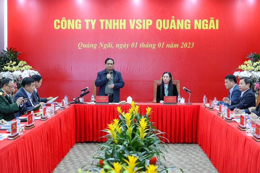Thủ tướng ghi nhận, biểu dương những kết quả hoạt động của VSIP Quảng Ng&atilde;i với c&oacute; &yacute; nghĩa quan trọng về kinh tế - x&atilde; hội, mang lại hiệu quả "c&acirc;n đong đo đếm" được - Ảnh: VGP