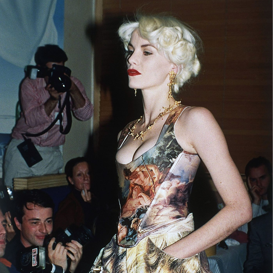 Vivienne Westwood: Người đứng sau những trào lưu thời trang gây sốt - Ảnh 5