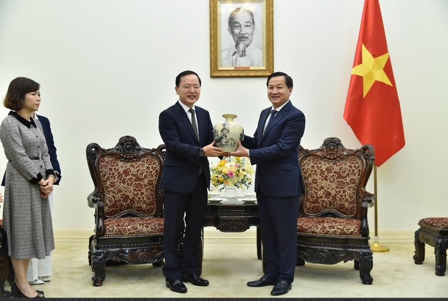 Ph&oacute; Thủ tướng L&ecirc; Minh Kh&aacute;i tặng qu&agrave; lưu niệm cho Tổng Gi&aacute;m đốc Samsung Electronics Park Hark Kyu