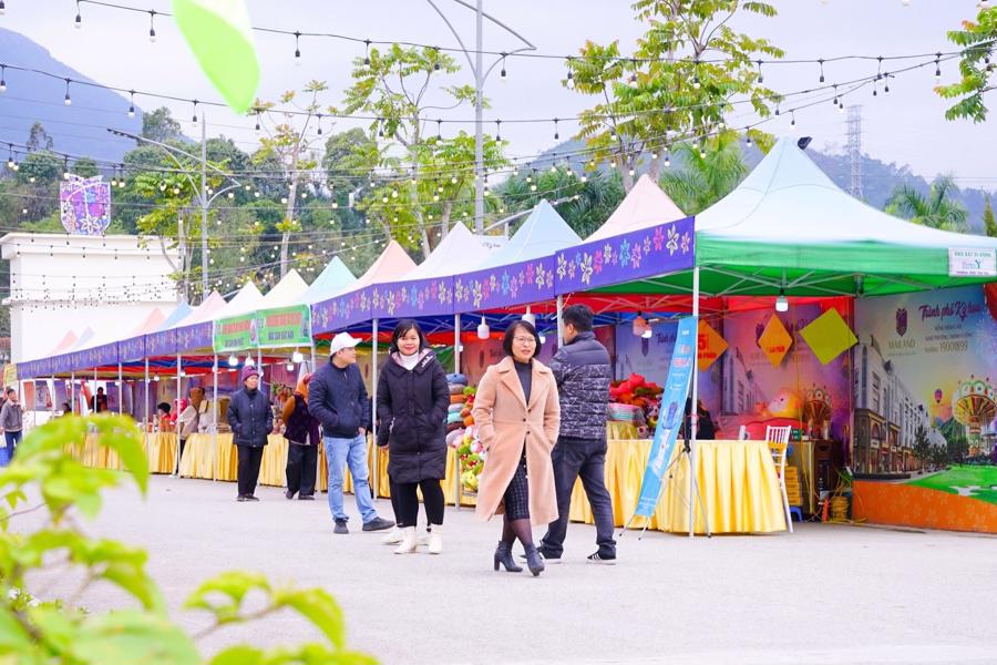 Hội chợ Hoa thương với 50 gian hàng để du khách trải nghiệm đặc sản Lạng Sơn.