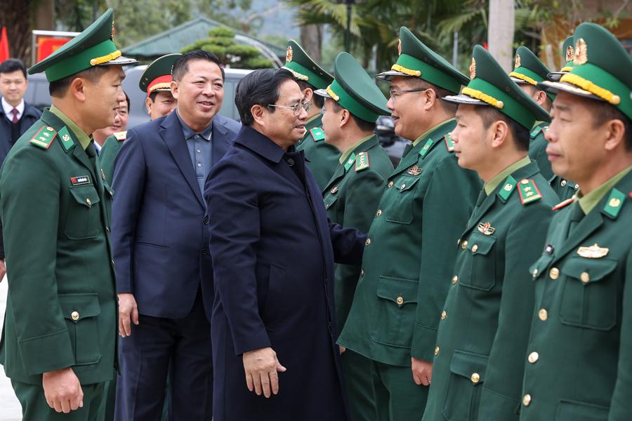 Thủ tướng Phạm Minh Chính thăm, chúc Tết, động viên cán bộ chiến sĩ biên phòng đang làm nhiệm vụ tại tỉnh Cao Bằng - Ảnh: VGP