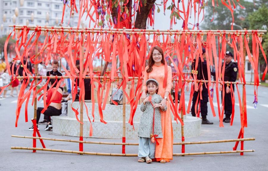Người Hà Nội diện áo dài trẩy hội hoa xuân tại Home Hanoi Xuan 2023 - Ảnh 5