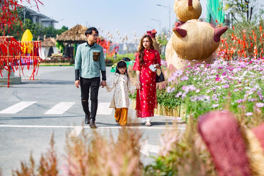 Người Hà Nội diện áo dài trẩy hội hoa xuân tại Home Hanoi Xuan 2023 - Ảnh 7