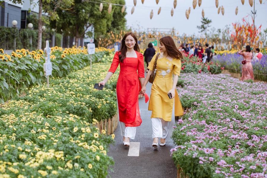 Người Hà Nội diện áo dài trẩy hội hoa xuân tại Home Hanoi Xuan 2023 - Ảnh 8