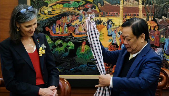 Bộ trưởng L&ecirc; Minh Hoan tặng khăn rằn cho b&agrave; Ramla Khalidi.