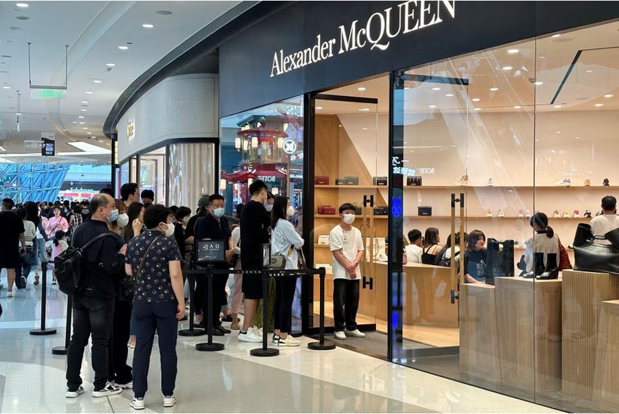 Thị trường Trung Quốc ưu tiên thời trang nhanh hay đồ hiệu để đón đầu xu hướng “mua sắm trả thù”? - Ảnh 1