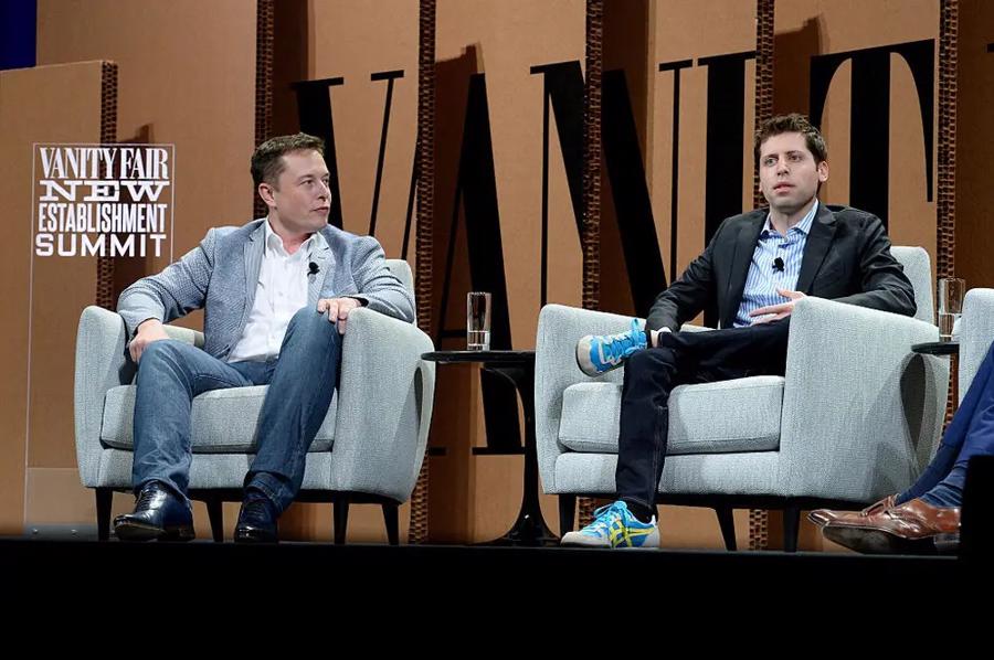Elon Musk v&agrave; Sam Altman ph&aacute;t biểu tr&ecirc;n s&acirc;n khấu trong Hội nghị thượng đỉnh của Vanity Fair hồi năm 2015 tại San Francisco, California.