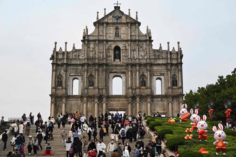Du kh&aacute;ch tại Di t&iacute;ch Nh&agrave; thờ Th&aacute;nh Phaol&ocirc;, Macau - Ảnh: Getty Images