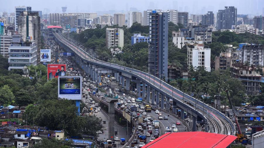 Ảnh chụp từ tr&ecirc;n kh&ocirc;ng t&agrave;u điện ngầm Mumbai tr&ecirc;n đường cao tốc Western Express, tại Mumbai, Ấn Độ&nbsp;ng&agrave;y 26/7/2022 - Ảnh: Getty Images