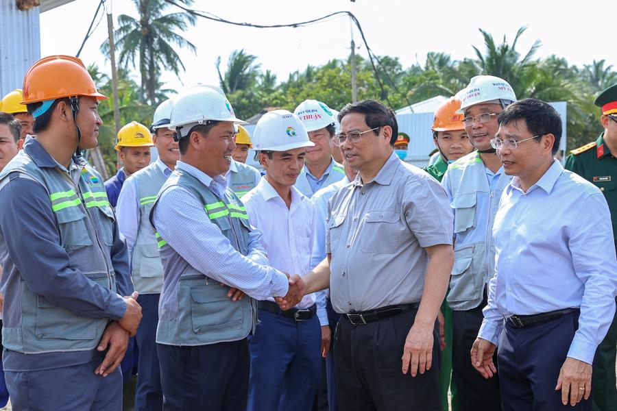 Thủ tướng Phạm Minh Chính thăm hỏi, động viên cán bộ, công nhân thi công công trình - Ảnh: VGP