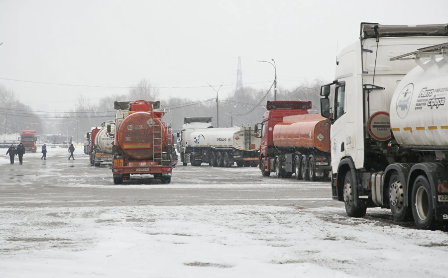 Xe chở xăng dầu tr&ecirc;n đường phố ở Moscow th&aacute;ng 12/2022 - Ảnh: EPA.