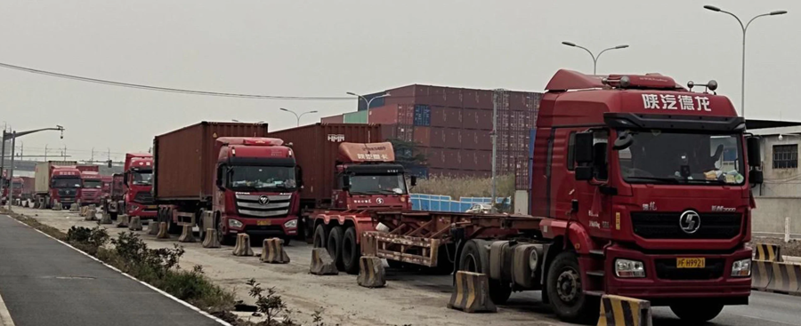 H&agrave;ng d&agrave;i xe tải trống nằm kh&ocirc;ng&nbsp;tr&ecirc;n đường cao tốc hướng tới Cảng Container Quốc tế Yantian&nbsp;(YICT) - Ảnh: SCMP
