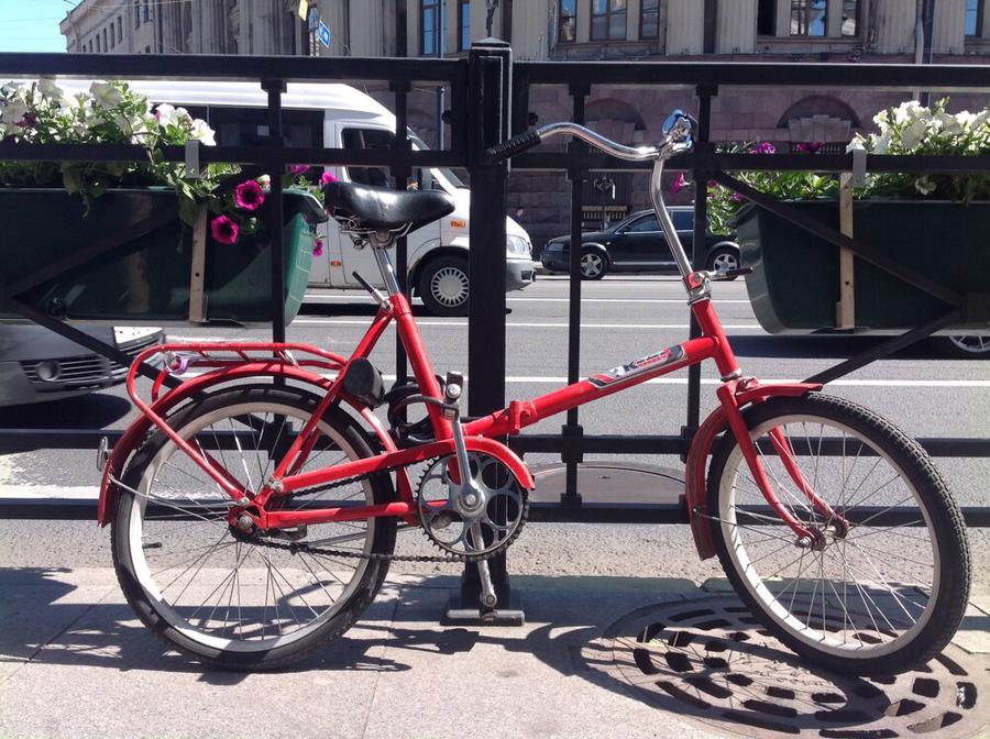 Những chiếc xe đạp Kama m&agrave;u đỏ, từng nổi tiếng những năm 1970 - 1990, đ&atilde; trở lại tr&ecirc;n đường phố Nga.