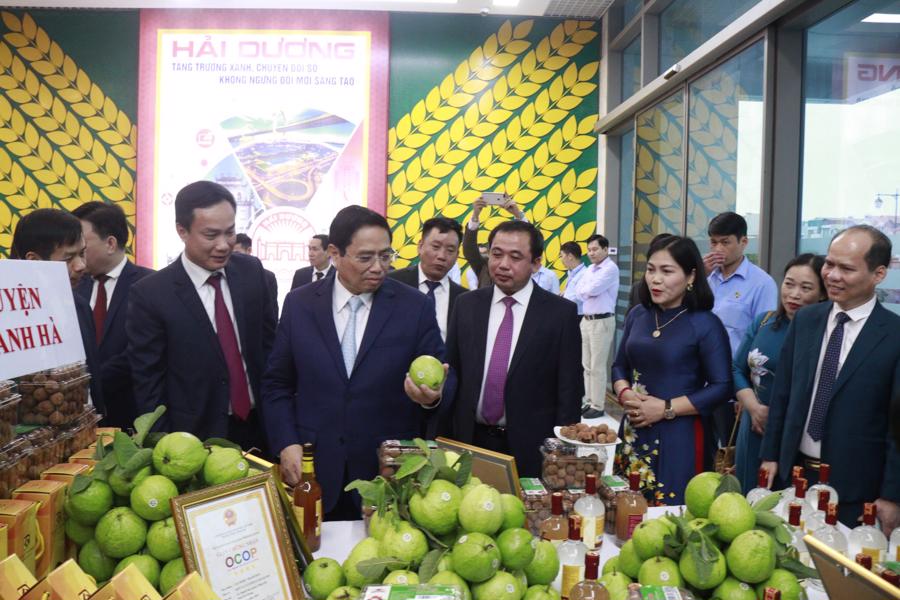 Thủ tướng tham quan gian h&agrave;ng với c&aacute;c sản phẩm n&ocirc;ng nghiệp đặc trưng, sản phẩm OCOP của tỉnh Hải Dương.