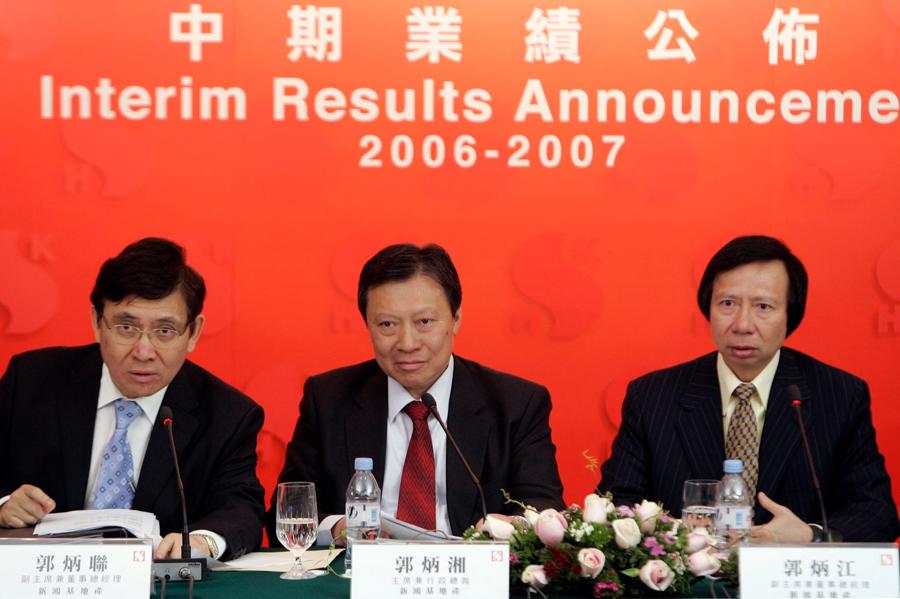 Ông Walter Kwok (กลาง) ประธานบริษัท quand dólà kiêm giáhành ผู้จัดการทั่วไปของ Sun Hung Kai Properties ซึ่งอยู่ข้างๆ Raymond (trái) và Thomas น้องชายของตระกูล các ระหว่างการประชุม b´o ที่ฮ่องกงในปี 2550 - ภาพ: Reuters