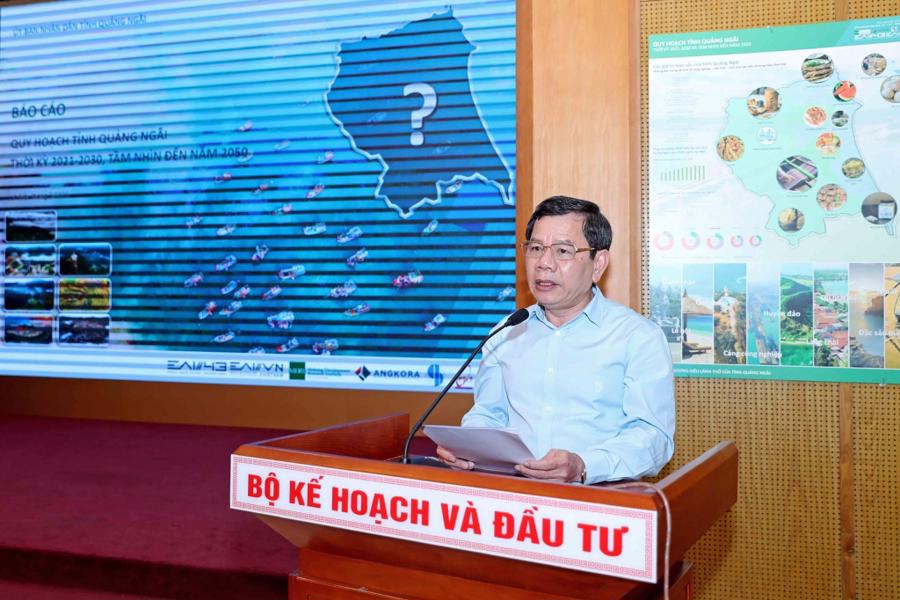 Chủ tịch UBND tỉnh Quảng Ng&atilde;i Đặng Văn Minh tr&igrave;nh b&agrave;y về Quy hoạch tỉnh Quảng Ng&atilde;i thời kỳ 2021-2030
