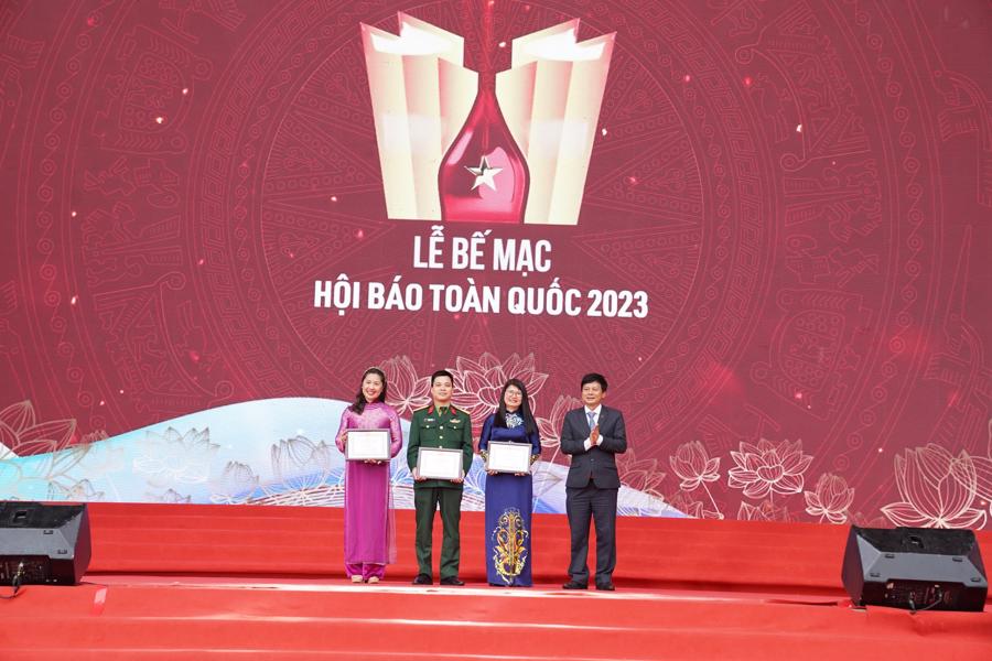 Tạp ch&iacute; Kinh tế Việt Nam vinh dự được Ban Tổ chức trao Giải Ấn tượng Hội b&aacute;o to&agrave;n quốc 2023.