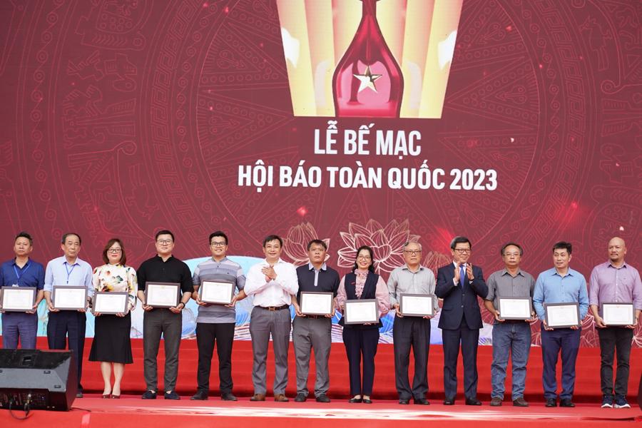 Tạp ch&iacute; Kinh tế Việt Nam vinh dự được Ban Tổ chức trao Giải b&igrave;a b&aacute;o Tết ấn tượng.