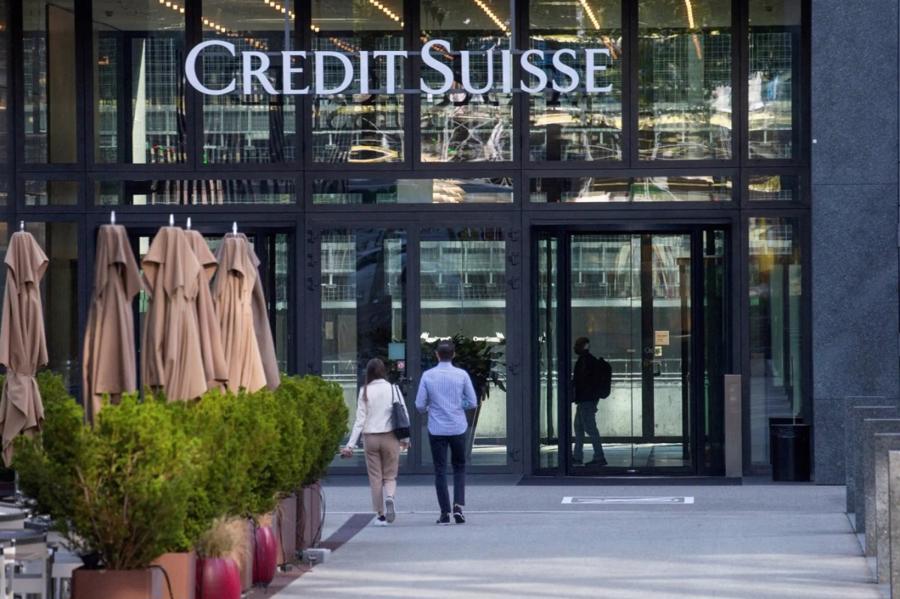 Credit Suisse vừa được UBS mua lại trong thương vụ khẩn cấp nhằm ngăn chặn khủng hoảng lây lan toàn hệ thống ngân hàng - Ảnh: AP