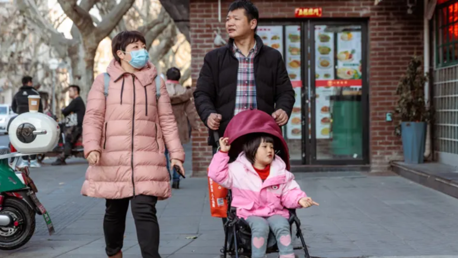 Ch&iacute;nh phủ Trung Quốc đang cố gắng khuyến kh&iacute;ch c&aacute;c cặp vợ chồng sinh con bằng hỗ trợ tiền mặt v&agrave; ng&agrave;y nghỉ chăm con - Ảnh: Getty Images