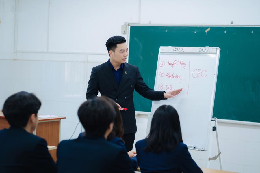 Một buổi giảng dạy của giảng vi&ecirc;n trường Huấn luyện doanh nh&acirc;n CEO Việt Nam.