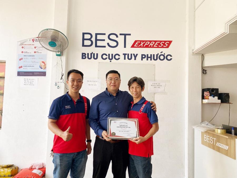 &Ocirc;ng Jackson Shu - Gi&aacute;m đốc khu vực miền Trung, đại diện BEST Express trao bằng khen cho bưu cục Tuy Phước (B&igrave;nh Định). Ảnh: BEST Express.