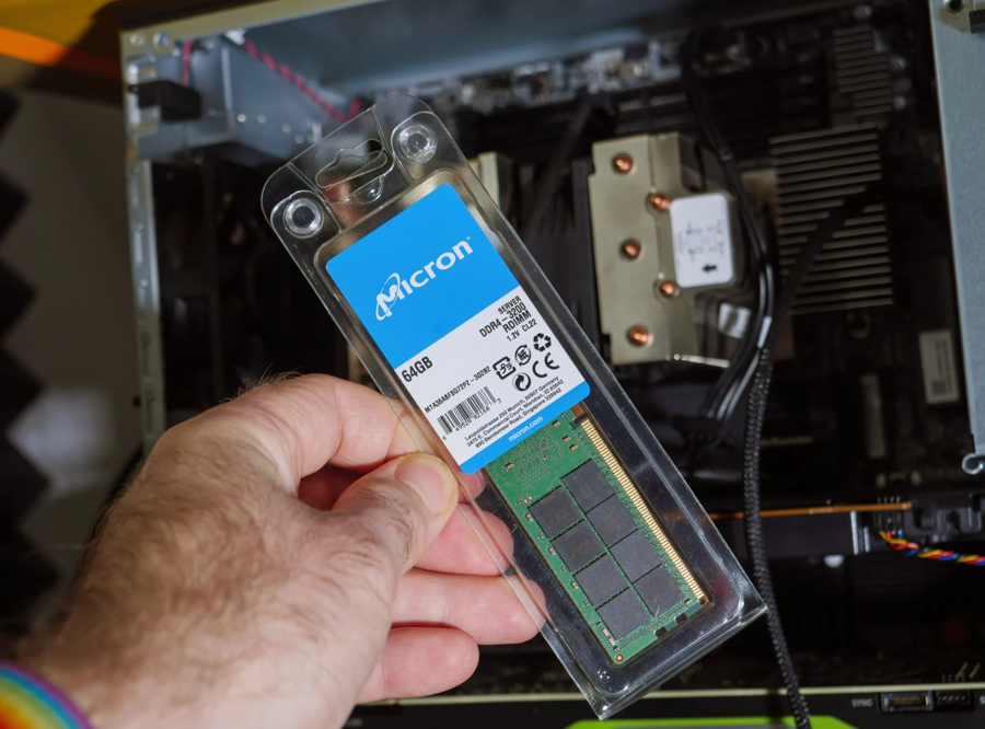 Một g&oacute;i chip bộ nhớ mới của Micron Technology - Ảnh: Shutterstock