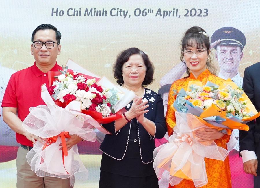 T&acirc;n Chủ tịch HĐQT Nguyễn Thị Phương Thảo (ngo&agrave;i c&ugrave;ng b&ecirc;n phải) v&agrave; T&acirc;n Tổng gi&aacute;m đốc Vietjet Đinh Việt Phương (ngo&agrave;i c&ugrave;ng b&ecirc;n tr&aacute;i).