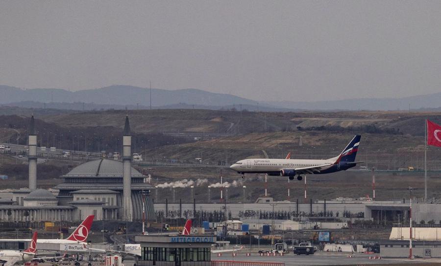Một m&aacute;y bay của Aeroflot hạ c&aacute;nh tại Istanbul, v&agrave;o th&aacute;ng 12/2022 - Ảnh: Reuters