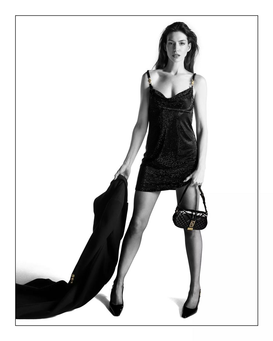 Versace trình làng bộ sưu tập mới cùng “yêu nữ hàng hiệu” Anne Hathaway - Ảnh 13