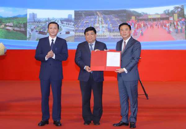 Thừa ủy quyền của Thủ tướng Chính Phủ, Bộ trưởng Bộ Kế hoạch và Đầu tư Nguyễn Chí Dũng đã trao Quyết định phê duyệt quy hoạch cho lãnh đạo tỉnh Thanh Hóa.