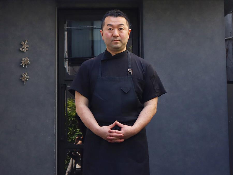 Sazenka của bếp trưởng Tomoya Kawada l&agrave; nh&agrave; h&agrave;ng Trung Quốc 3 sao Michelin duy nhất tr&ecirc;n thế giới tại một th&agrave;nh phố kh&ocirc;ng n&oacute;i tiếng Hoa.