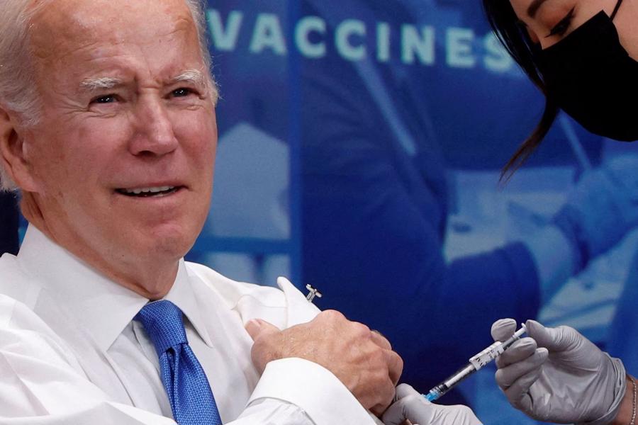 D&ugrave; Mỹ chấm dứt đại dịch, ch&iacute;nh quyền Biden vẫn tiếp tục nghi&ecirc;n cứu vaccine thế hệ tiếp theo.