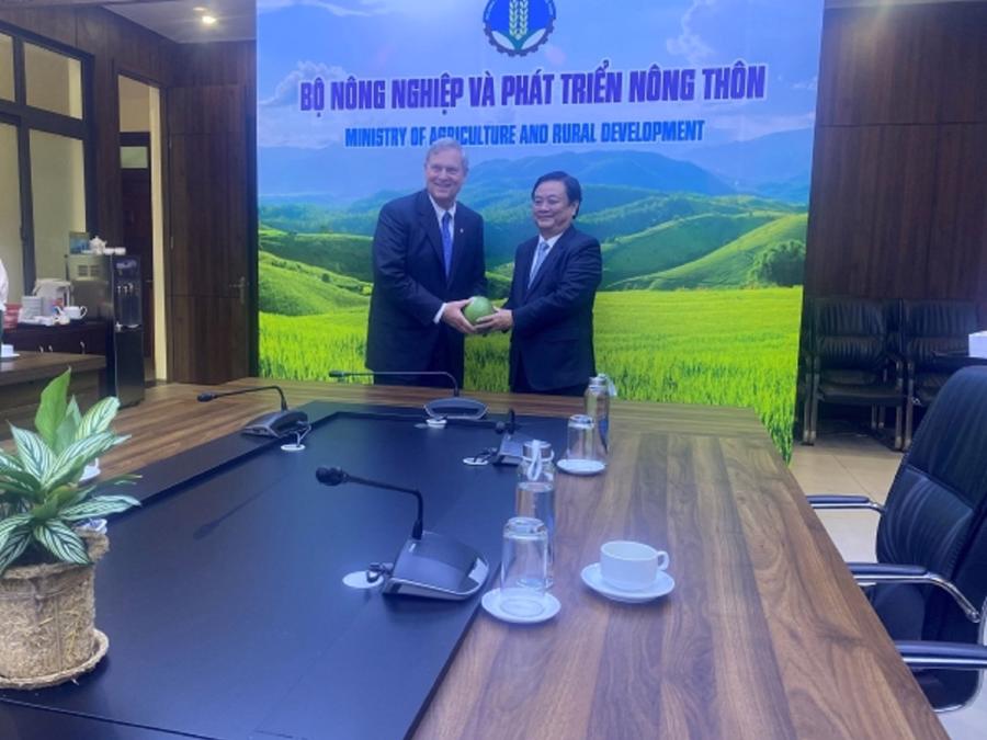 Bộ trưởng Lê Minh Hoan tặng trái bưởi da xanh cho Bộ trưởng Nông nghiệp Hoa Kỳ