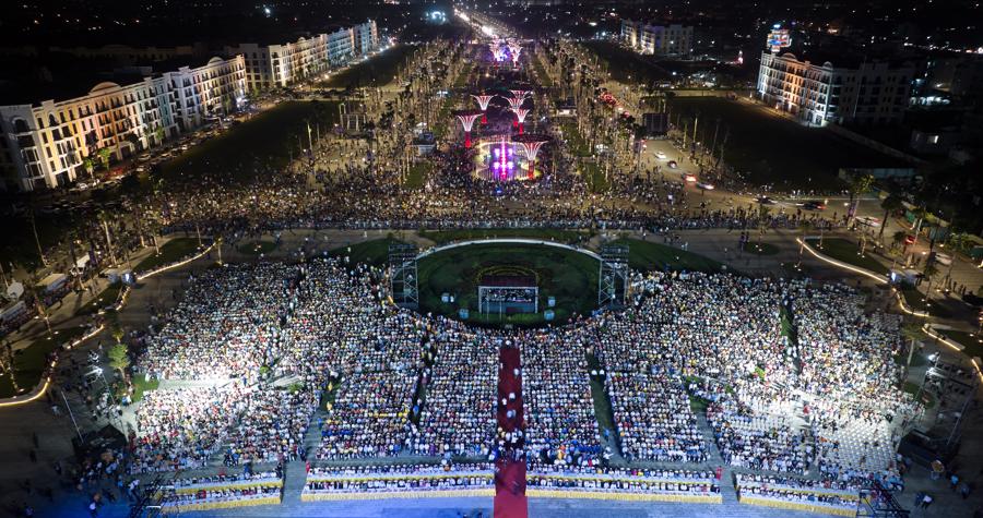 Hơn 300.000 người&nbsp;đ&atilde; k&eacute;o về Quảng trường biển Sầm Sơn tham gia Lễ khai mạc.