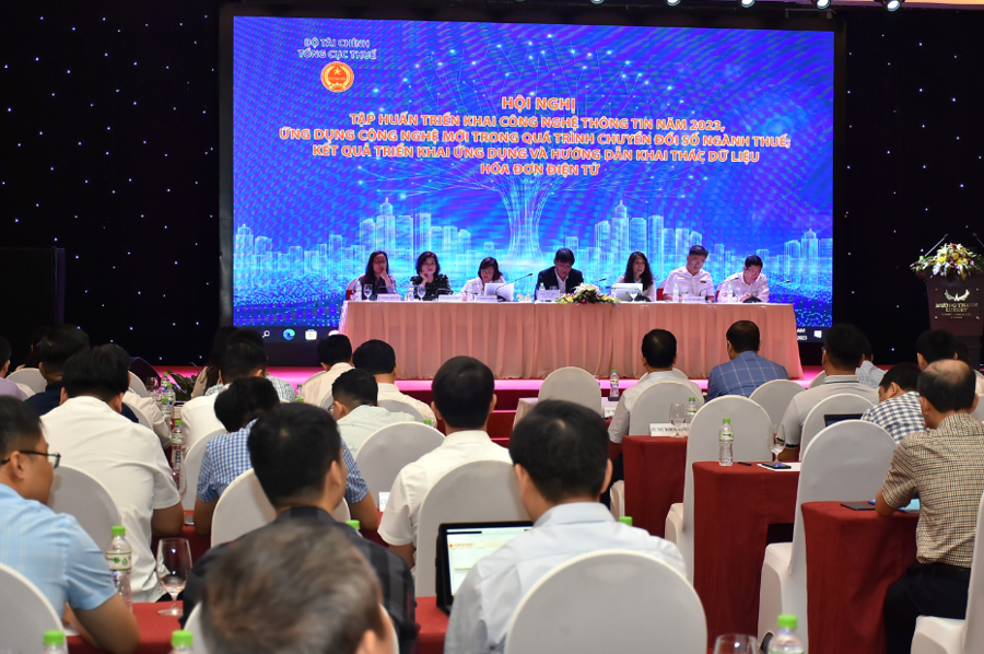 Phó Tổng cục trưởng Đặng Ngọc Minh và đại diện lãnh đạo các đơn vị trao đổi tại hội thảo.