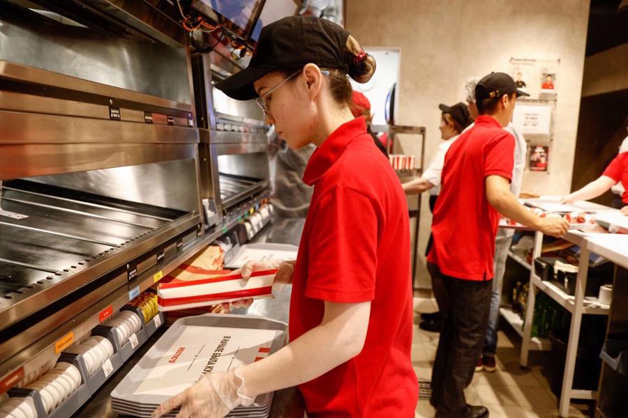 KFC ở Nga đã mở cửa trở lại với tên gọi mới - Ảnh 9