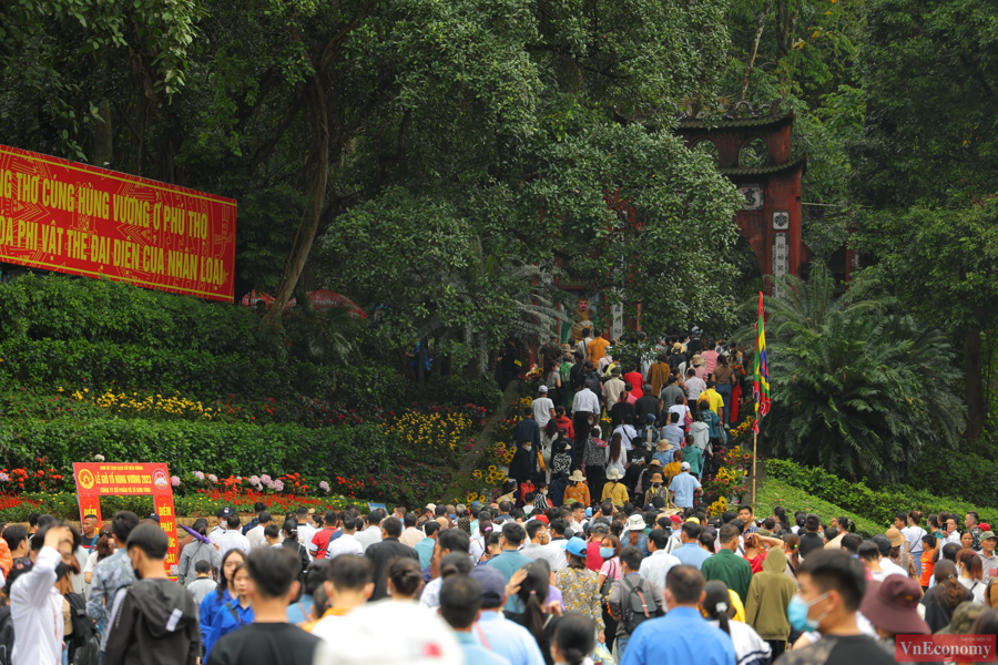 Giỗ tổ Hùng Vương: Hàng ngàn người dân hướng về nguồn cội - Ảnh 4