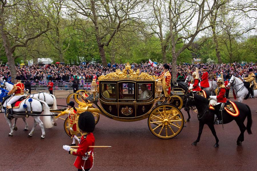 Người dân Anh và du khách đội mưa theo dõi đoàn xe của Vua Charles III - Ảnh 5