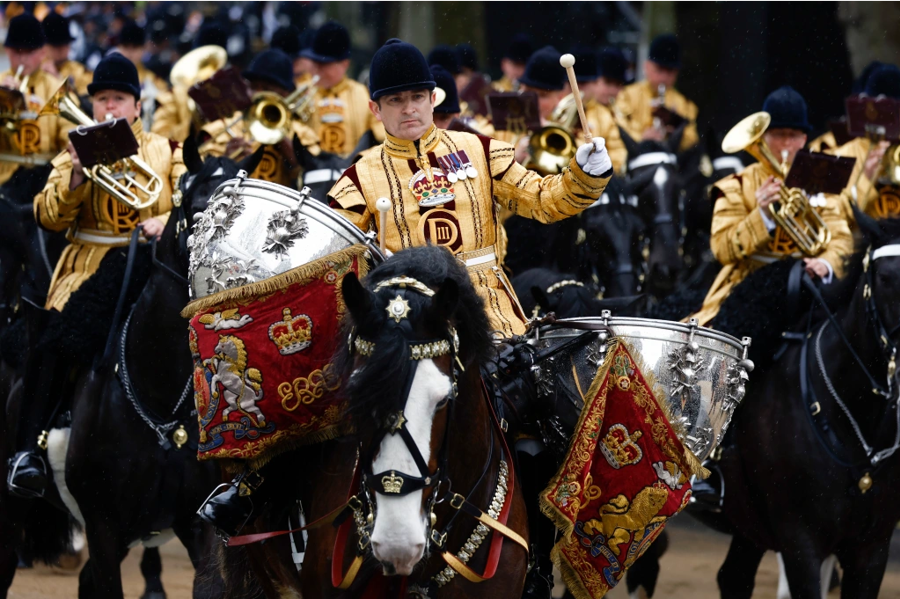Từ s&aacute;ng sớm 6/5, đội kỵ binh Ho&agrave;ng gia diễu h&agrave;nh b&ecirc;n ngo&agrave;i Tu viện Westminster trước khi lễ đăng quang bắt đầu.