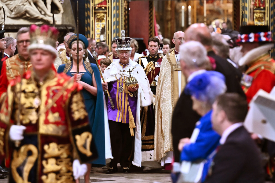 Nghi lễ đăng quang của Vua Charles III bắt đầu tại Tu viện Westminster l&uacute;c 11h (17h giờ H&agrave; Nội), do Tổng gi&aacute;m mục Canterbury Justin Welby chủ tr&igrave;.